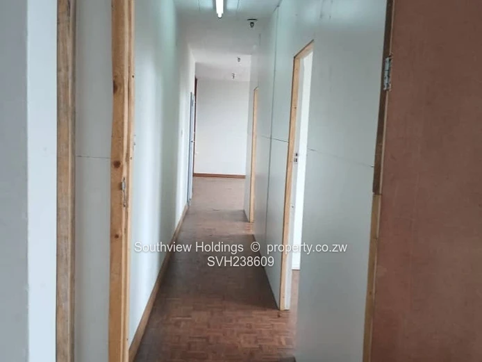 4 Neat offices to let. 